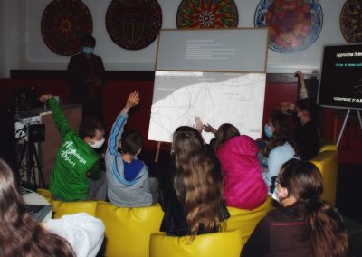 L'équipe Up mène un atelier dans un collège en Normandie avec la maquette interactive hypermobile de la Communauté de Communes de la Côte d'Albâtre. Des collégiens lèvent la main pour participer à la concertation.